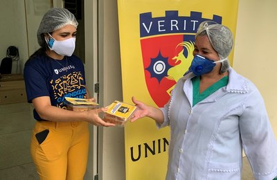 Uninassau Maceió entrega kits de lanche para profissionais de saúde  