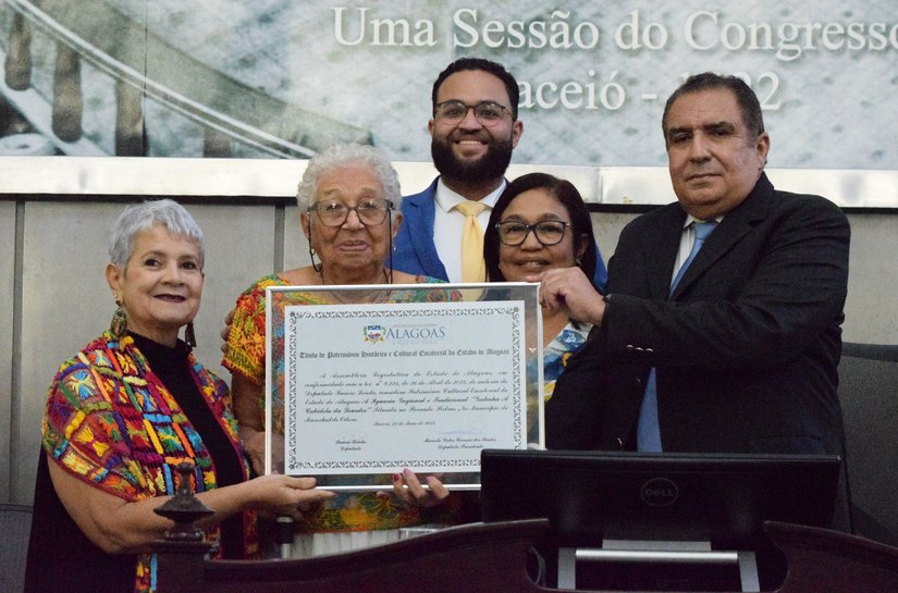 Dona Lourdes é homenageada na Assembleia pela iguaria regional 'Galinha à Cabidela'