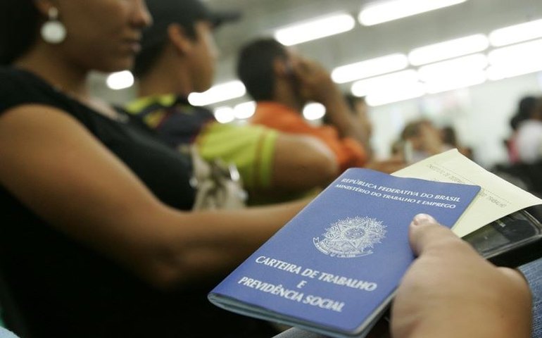 Taxa de desemprego das mulheres é 39,4% superior à dos homens, diz IBGE