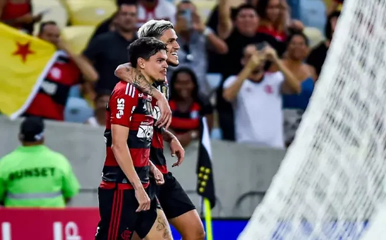 Dupla do Flamengo e volante do Flu se apresentam à seleção brasileira