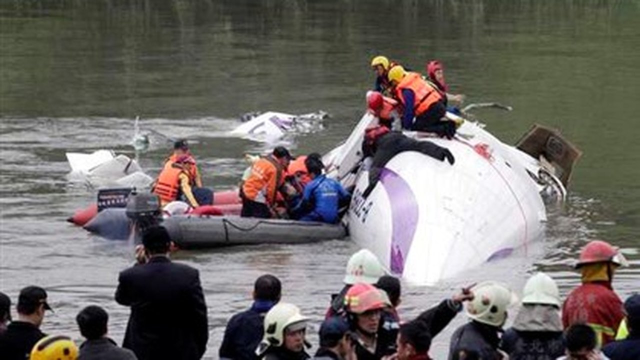 Acidente aéreo em Taiwan deixa pelo menos 12 mortos e 16 feridos