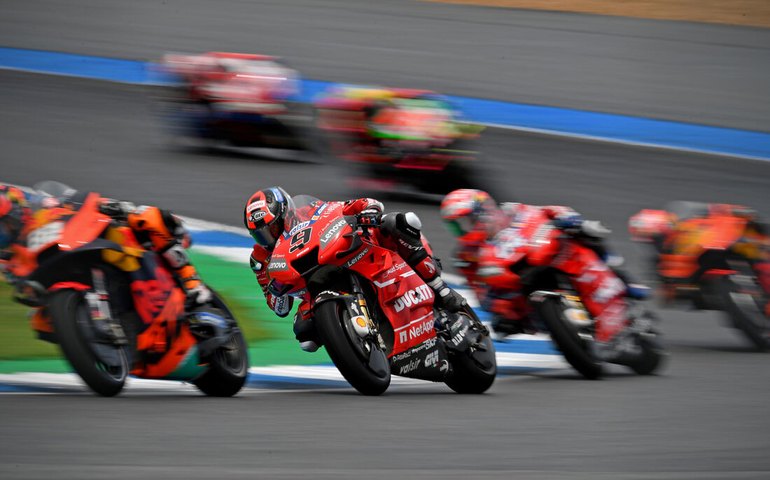 Espargaró surpreende no fim, bate recorde e larga na pole na etapa da Grã-Bretanha de MotoGP