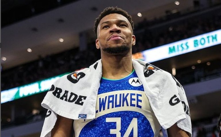 Antetokounmpo faz 36 pontos e agarra 18 rebotes na vitória dos Bucks sobre os Nuggets na NBA