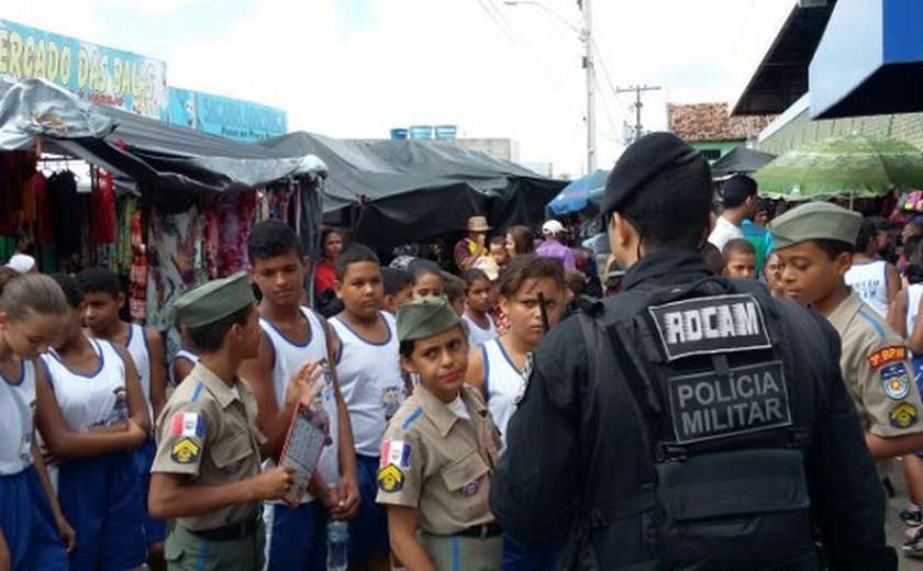 Arapiraca: Estudantes e crianças do Batalhão Mirim visitam mercado público