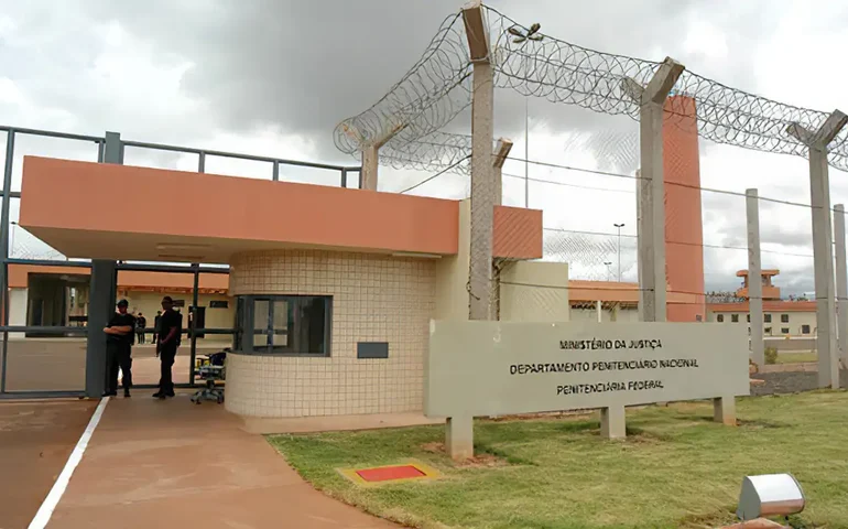 Rio transfere mais de mil presos entre presídios de Bangu