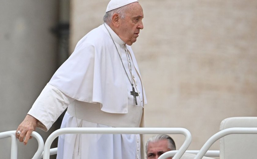 Papa Francisco chega à basílica de São Pedro para presidir a Vigília Pascal