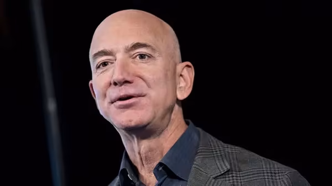 Jeff Bezos e brasileiro cofundador do Facebook compram 30% do Liverpool por R$ 11,6 bilhões