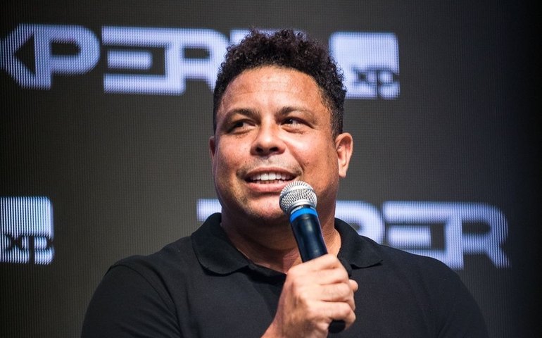 Ronaldo revê trajetória de ascensão meteórica, dramas e sucesso em documentário