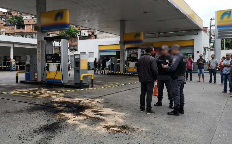 Homem compra combustível, derrama no chão e ateia fogo em posto no Rio