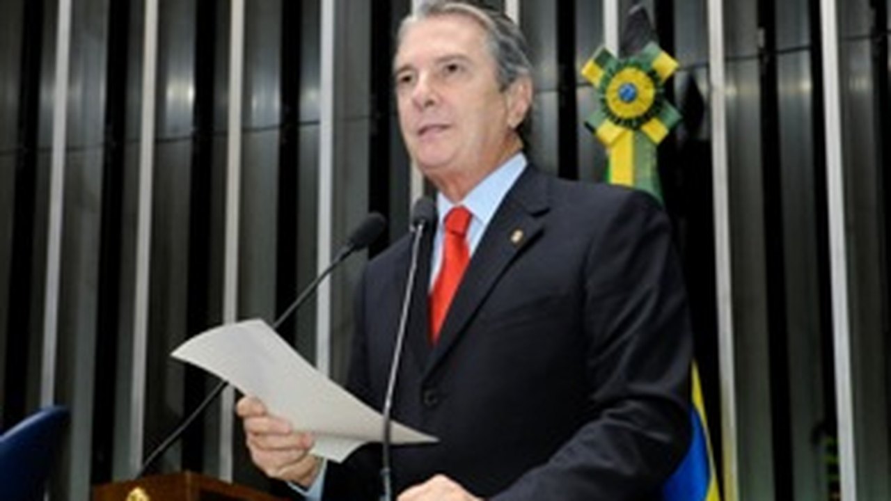 Collor critica excessos na burocracia tributária brasileira