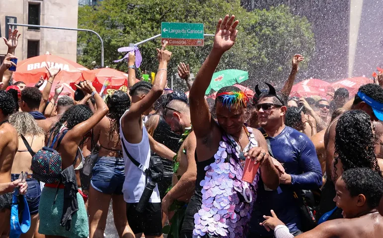 Abertura não oficial do Carnaval leva blocos às ruas do Rio no primeiro domingo do ano mesmo debaixo de chuva