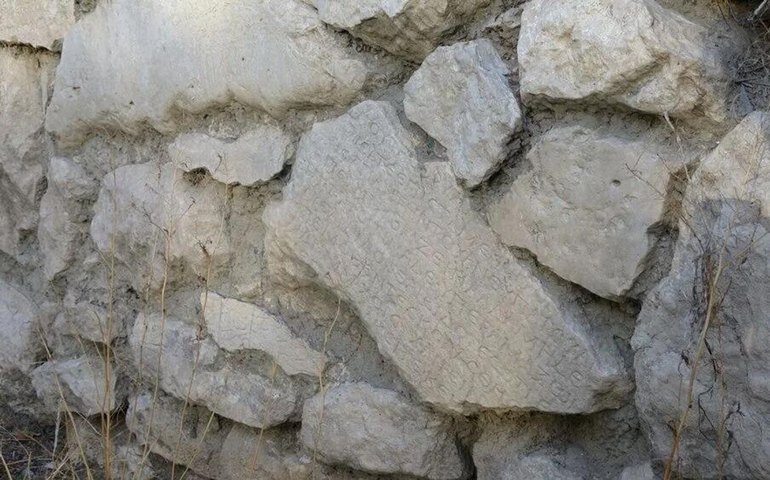 Pedras com carta do imperador romano Caracala são descobertas sob casa rural na Turquia (IMAGENS)