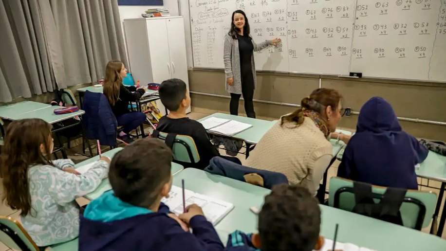 Senado aprova MP que estabelece piso de R$ 5.130 para professores
