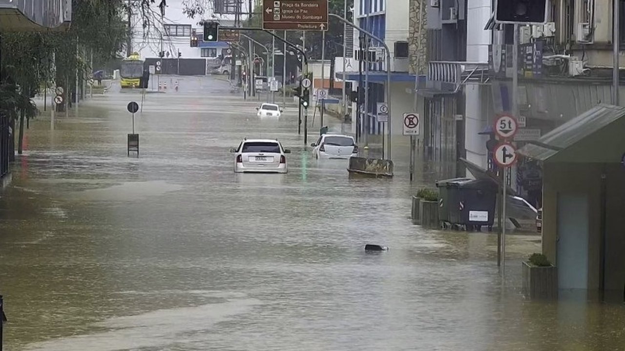 Ciclone extratropical causa deslizamentos e derruba estruturas em Santa Catarina