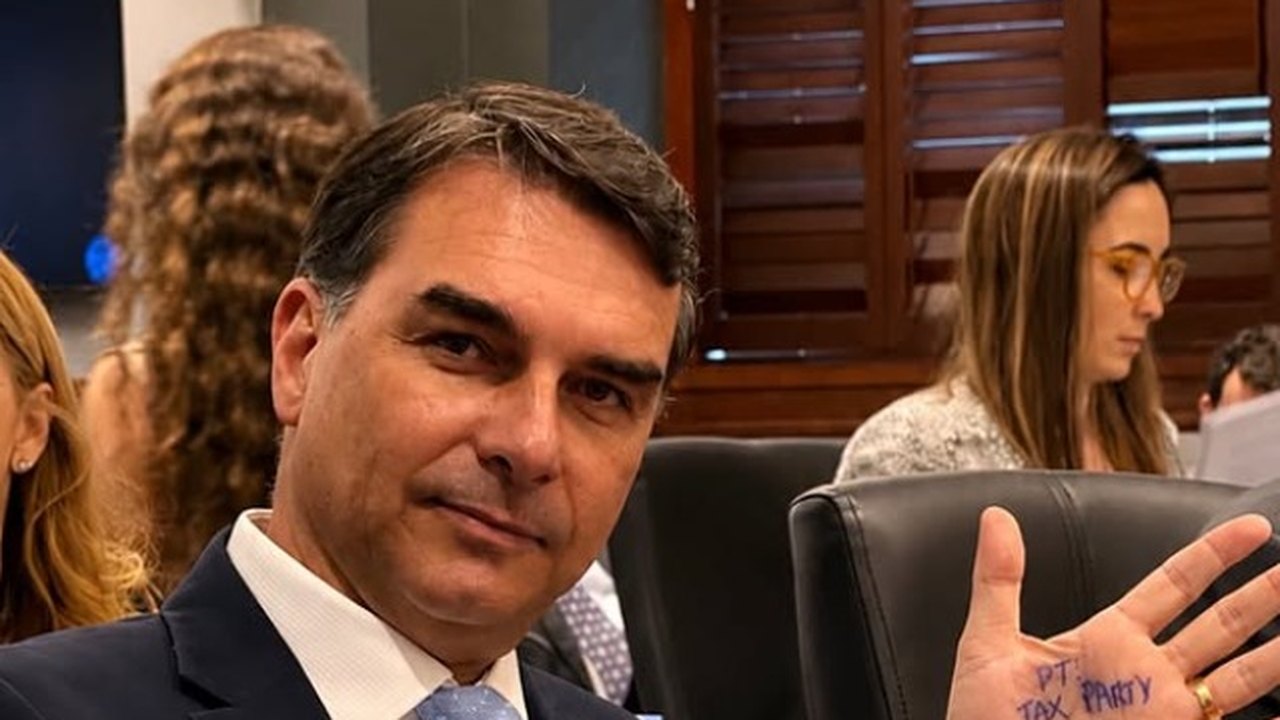 Flávio Bolsonaro promete em plano dobrar investimentos federais em segurança pública
