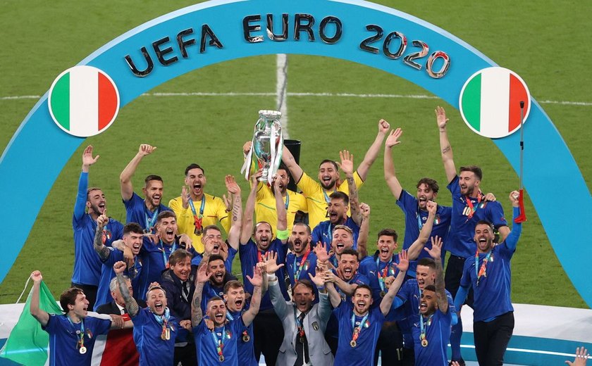 Seleção da Itália é recebida com festa em Roma após o título da Eurocopa