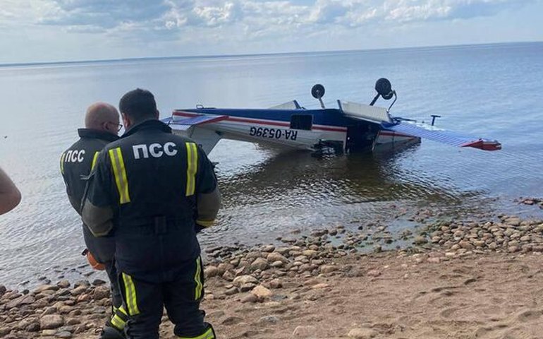 Motor de avião pequeno avaria, provocando pouso de emergência perto de São Petersburgo
