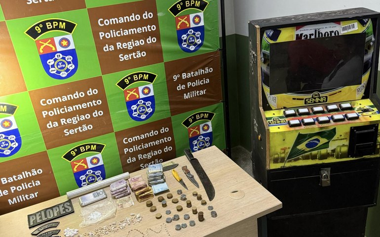 Casal é preso com drogas, armas brancas e máquina caça-níquel em Delmiro Gouveia
