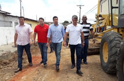 Prefeito Rui Palmeira vistoria pavimentação na parte alta de Maceió