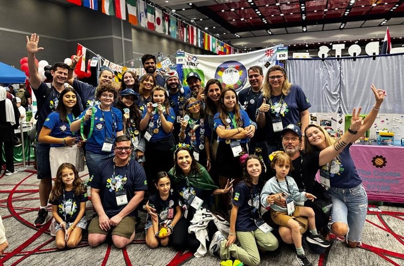 Alunos brasileiros conquistam prêmio em mundial de robótica nos EUA