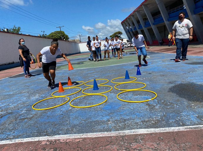 Cras Dom Adelmo leva adolescentes para o estádio de futebol para um dia de lazer