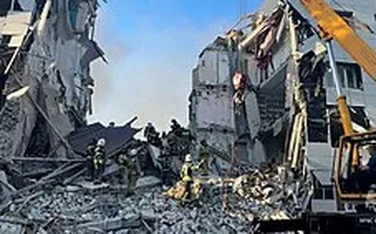 Moradores de Starobelsk organizam memorial improvisado em homenagem aos jovens mortos em ataque