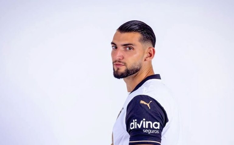 Vizinho alertou polícia após ver mulheres seminuas 'desorientadas' na casa de jogador do Valencia detido por agressão sexual