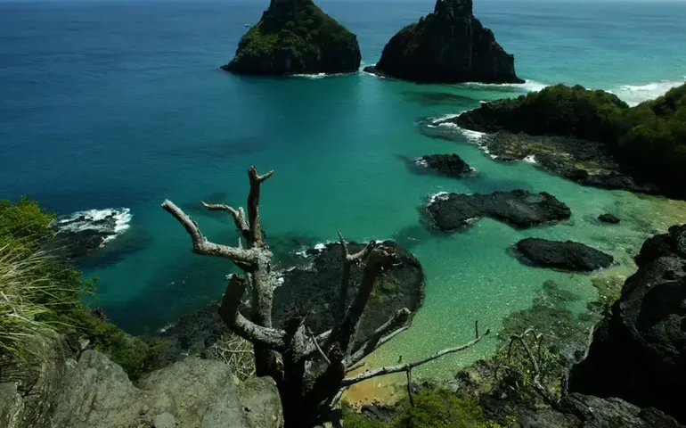 Homem que pichou rochas em Fernando de Noronha é multado e expulso de ilha