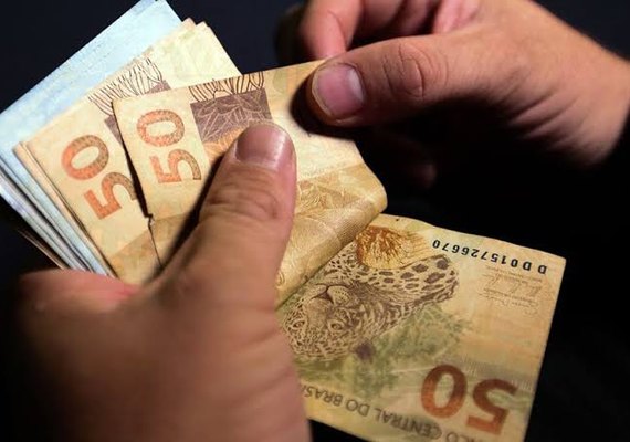 Salário mínimo de R$ 1.412 começa a ser pago aos trabalhadores a partir desta quinta (1º)