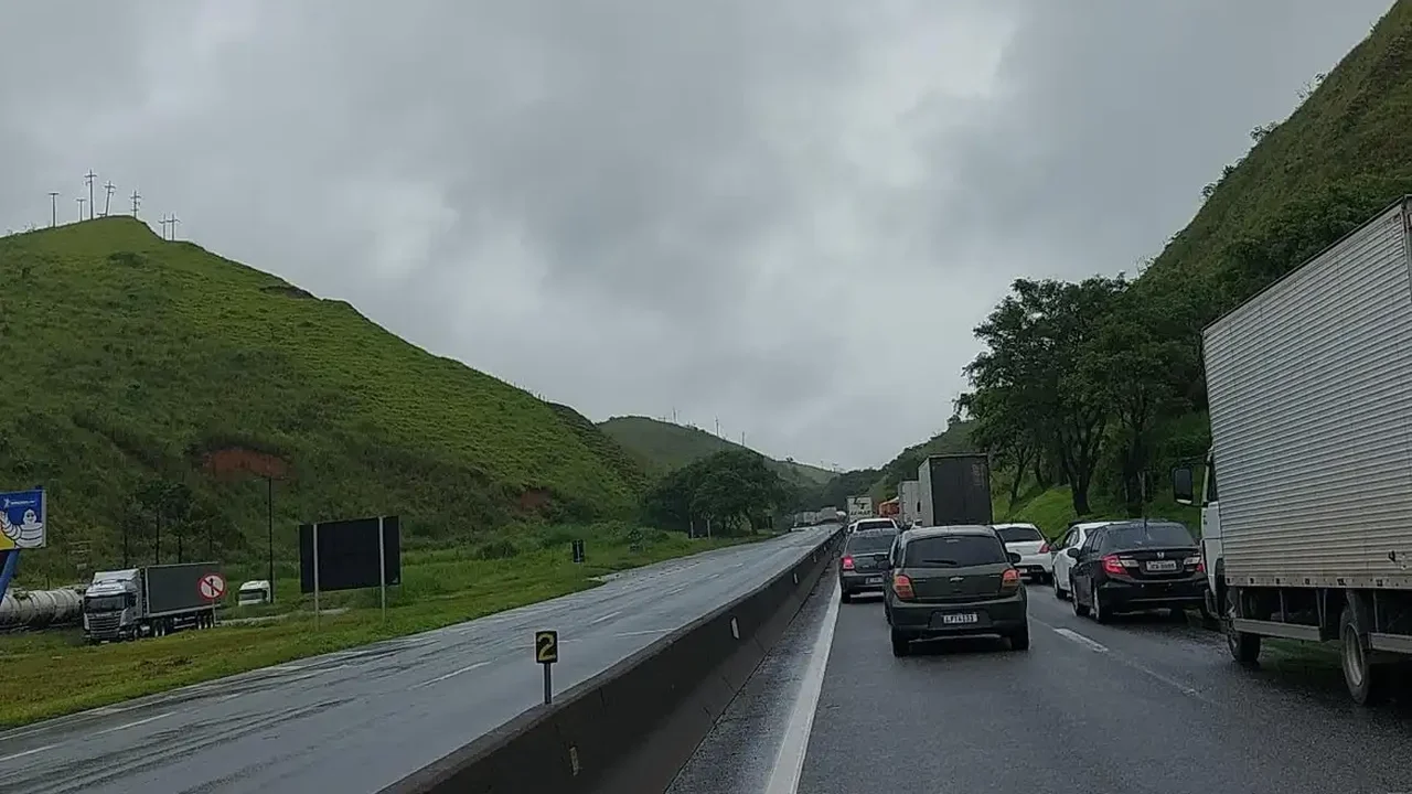 Caminhoneiro embriagado causa caos na BR-116 e é resgatado preso na cabine