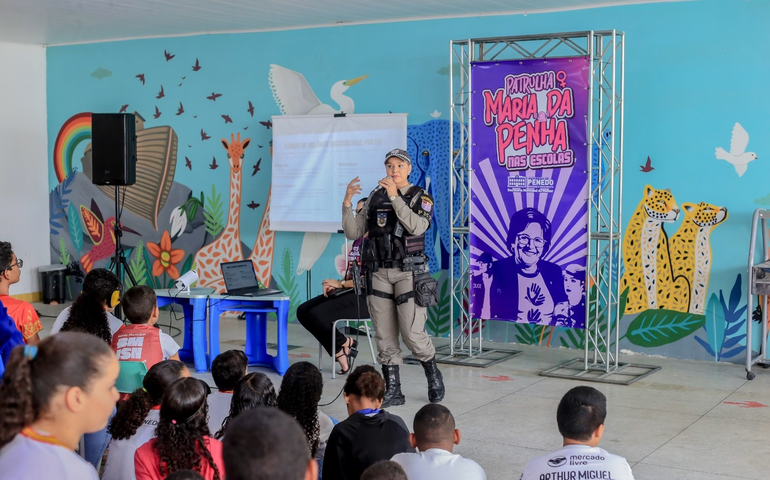 Agosto Lilás: Secretaria da Mulher e Patrulha Maria da Penha orientam estudantes em Penedo