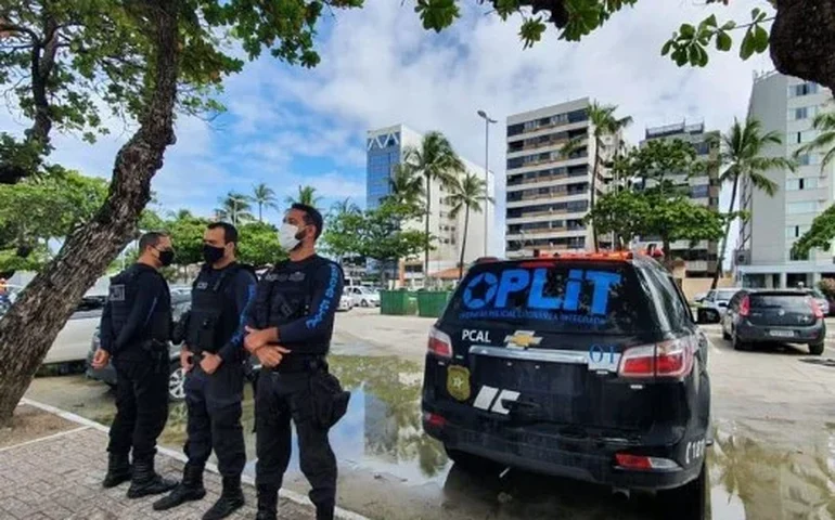 Oplit intercepta veículo e cumpre mandado judicial em Maceió