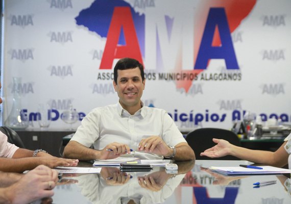 Hugo Wanderley afirma que Cacimbinhas está em dia com a Caixa
