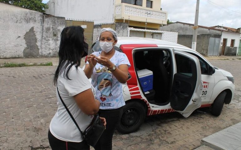 Carro da Vacina reforça campanha contra Covid em Penedo