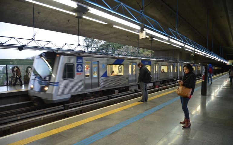 Três linhas voltam a funcionar parcialmente no metrô de SP; rodízio está suspenso