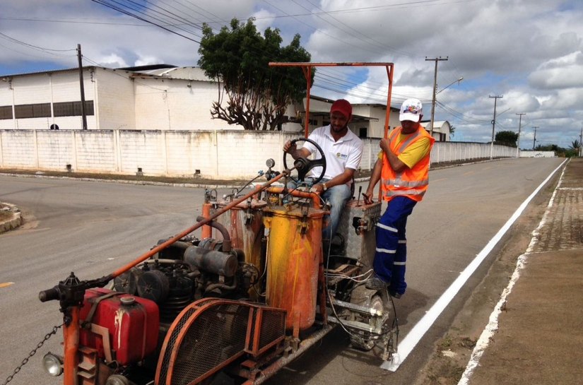 Distrito Industrial de Arapiraca recebe sinalização horizontal de trânsito