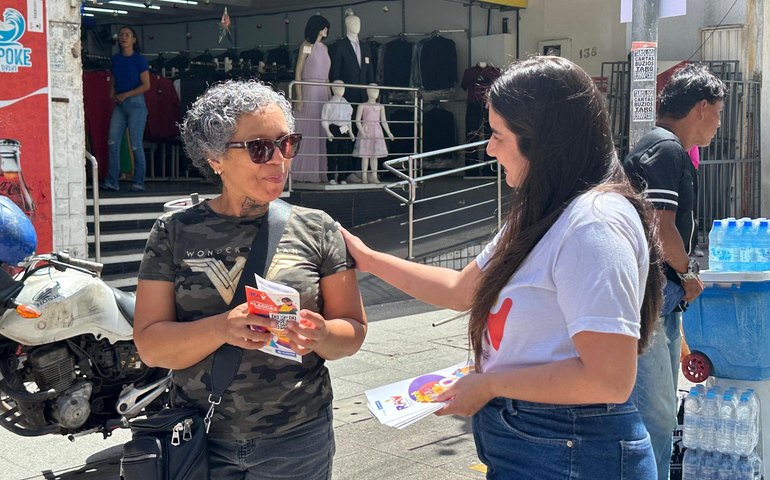 Panfletagem em alusão aos 21 Dias de Ativismo pelo Fim da Violência Contra a Mulher mobiliza pessoas no Centro de Maceió