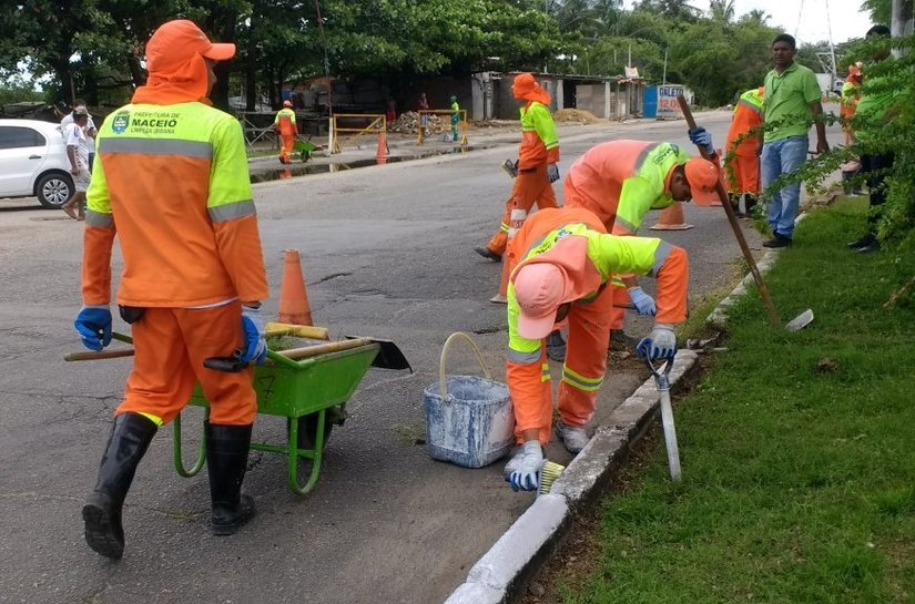 Prefeitura inicia mutirão no canteiro central da Av. Senador Rui Palmeira