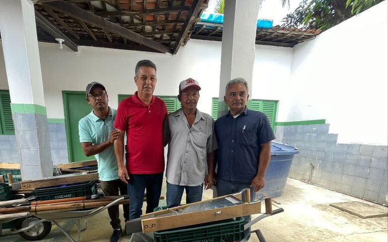 Agricultura de Branquinha entrega 200 kits de ferramentas para produtores