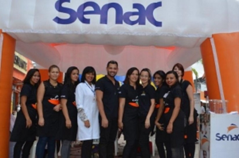 Senac realiza atendimento de corte de cabelo para casais apaixonados