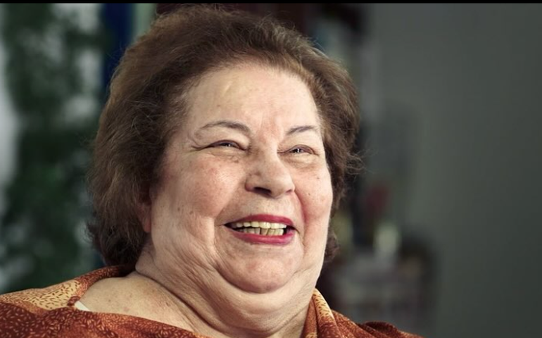 Após 18 dias internada, Nana Caymmi tem alta de hospital