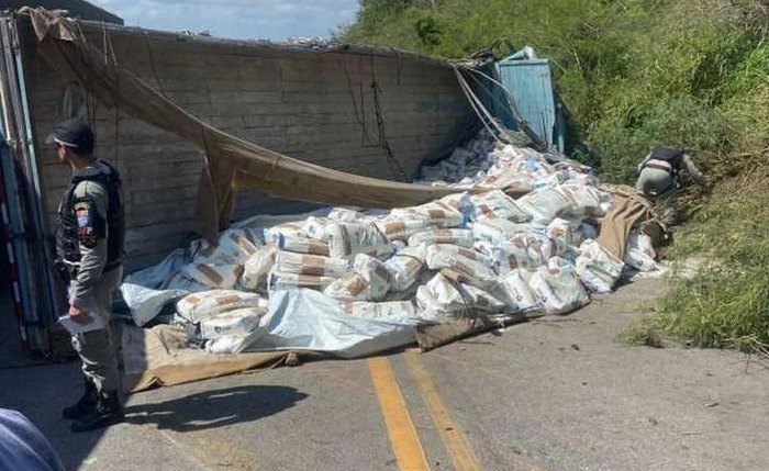 Carga do caminhão ficou espalhada na AL-101, que foi parcialmente bloqueada Carga do caminhão ficou espalhada na AL-101, que foi parcialmente bloqueada