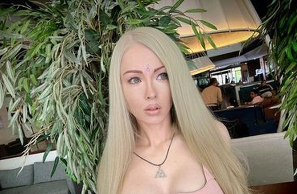 'Barbie humana' é acusada de comandar espécie de seita e envenenar milhões de pessoas