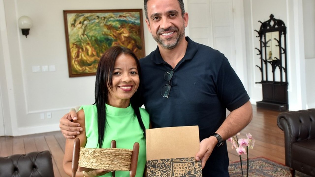 Em homenagem à professora premiada pelo Google, governador garante levar modelo de Pilar para toda a rede estadual