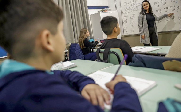 Professor brasileiro perde 21% do tempo de aula para manter disciplina