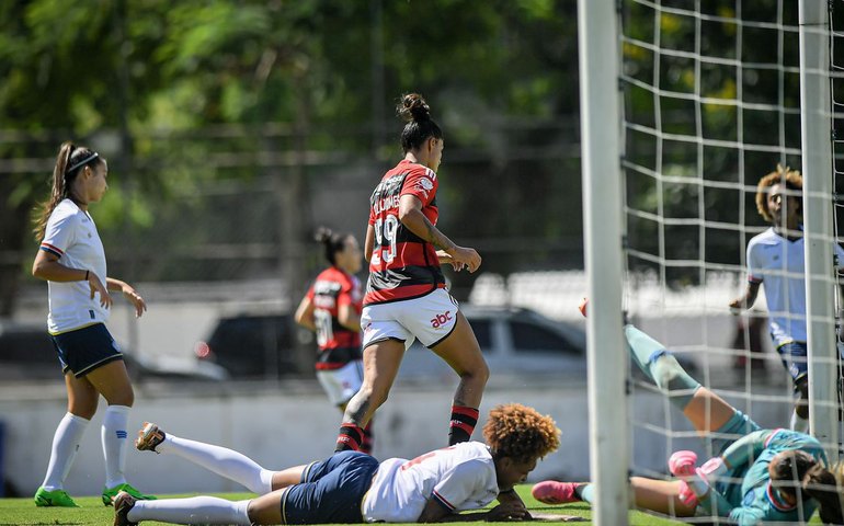 Flamengo vence Bahia e assume liderança do Brasileiro