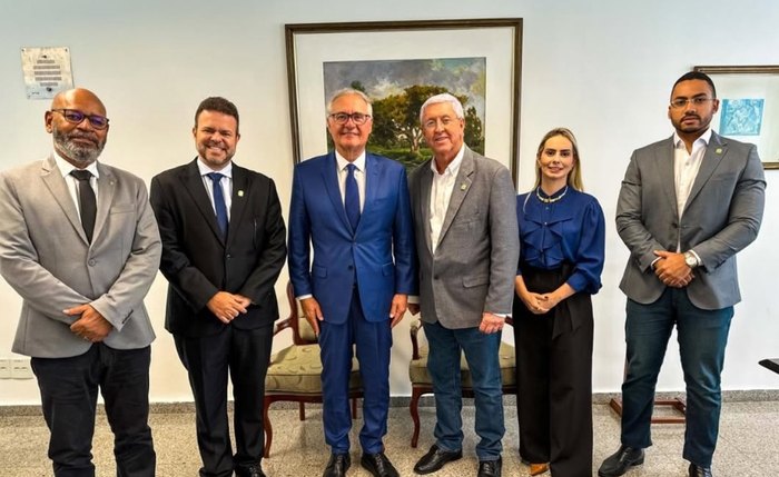 Senadora Eudócia Caldas (PL) e o senador Renan Calheiros (MDB) também receberam a diretoria da APAE Senadora Eudócia Caldas (PL) e o senador Renan Calheiros (MDB) também receberam a diretoria da APAE