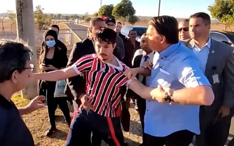 Bolsonaro tenta arrancar celular de youtuber que o provocou no Alvorada