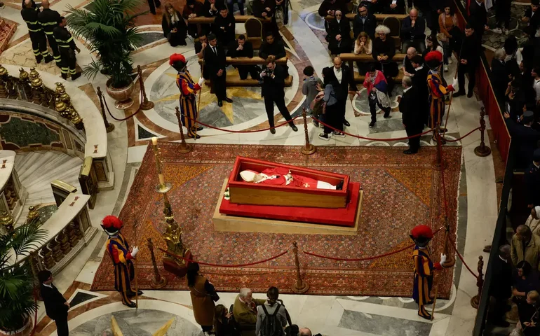 Vaticano diz que 250 mil pessoas visitaram caixão do Papa