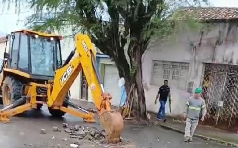 Mesmo após decreto e estudos da prefeita Luísa Duarte, Águas do Sertão segue destruindo ruas da cidade